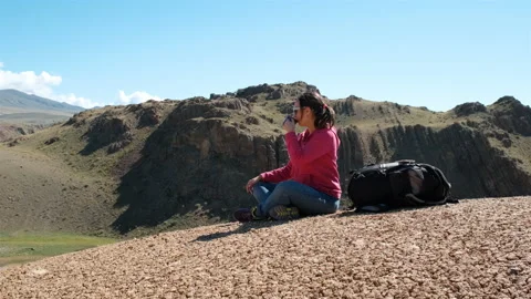Female Backpacker Drinking Tea in Mountains Vídeo Stock 143145941
