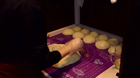 Female baker kneading dough in a bakery Vídeos de archivo 59578011