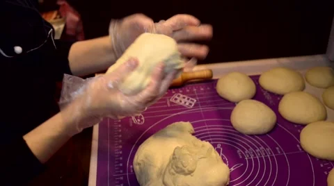 Female baker kneading dough in a bakery Vídeos de archivo 59578024