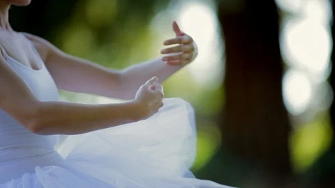 Female ballet dancer practicing ballet in a park. 스톡 동영상 88342064