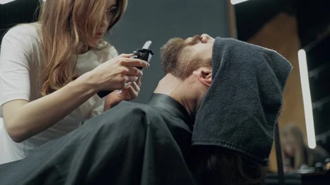 Female Barber Trimming Client Beard in Salon 動画素材 341599592