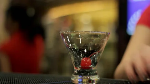 Female bartender pours  a drink Stock-Footage 47751853