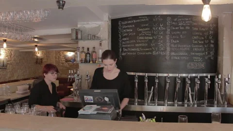 Female Bartender Working Behind Row Of Beer Taps Vídeo Stock 344667191