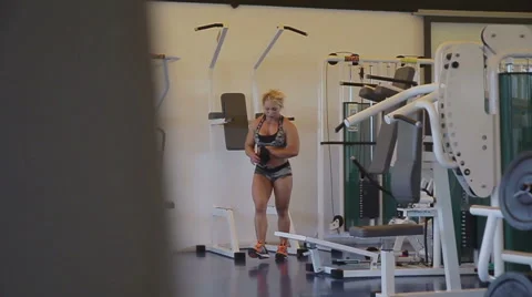 Female bodybuilder at the gym Stock Footage 43000321