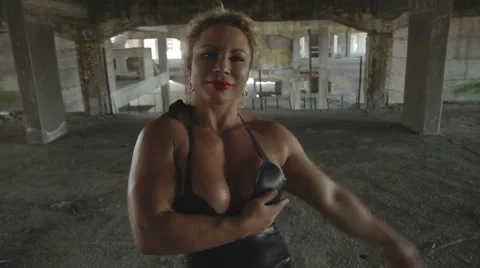 Female bodybuilder posing Stock Footage 43002742