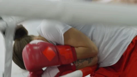 Female Boxer Beating Opponent on Ring Vidéo 119088444