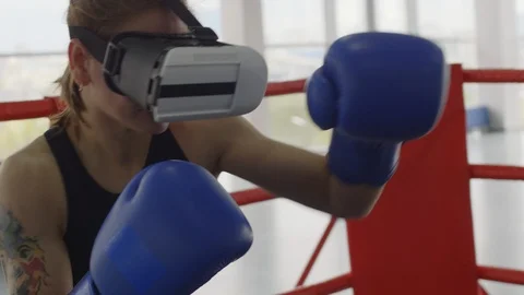 Female Boxer in VR Goggles Practicing Fighting on Ring Vidéo 119090039
