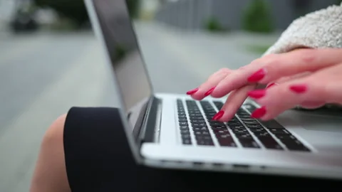 Female business concept, using notebook computer outdoor. woman writing blog. Vídeo Stock 144880539