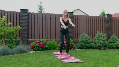 Female butt workout squats in backyard in garden. Athletic Woman squats 库存影片 283747148