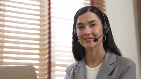 Female call center operator or customer service helpdesk staff. Blithe 스톡 동영상 264056060
