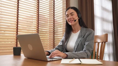 Female call center operator or customer service helpdesk staff. Blithe 스톡 동영상 265102158