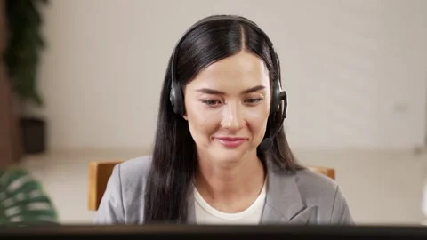Female call center operator or customer service helpdesk staff. Blithe 스톡 동영상 275087787