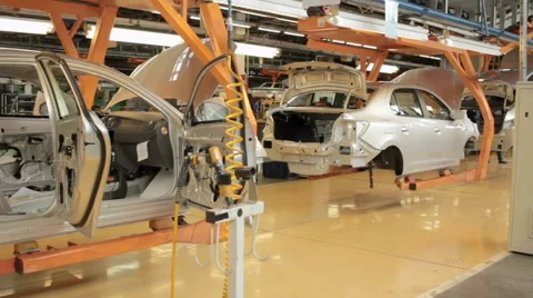 Female checkman checking assembling of cars Vidéo 66520761