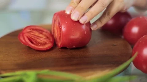 Female chef cuts the tomatoes Video stock 77364905
