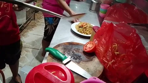 Female chef is preparing chicken fried noodles Vídeo Stock 335848969