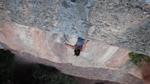 Female climber doing the crux moves 19 스톡 동영상 252126144