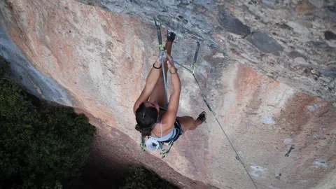 Female climber pulling rope up 7 Video stock 252126066