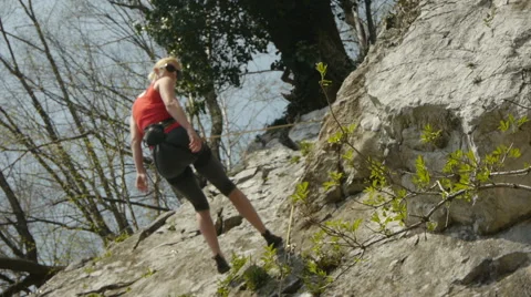 Female Climber rappelling Vidéo 44889010