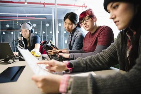 Female compute programmers coding in conference room meeting Stock-Fotos