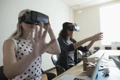 Female computer programmer designers testing virtual reality simulator glasses i Foto stock