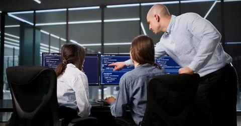 Female Computer Programmer Developing Software For Web Analysis In Office Foto stock