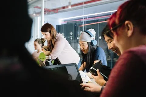 Female computer programmers working in office Stock-Fotos