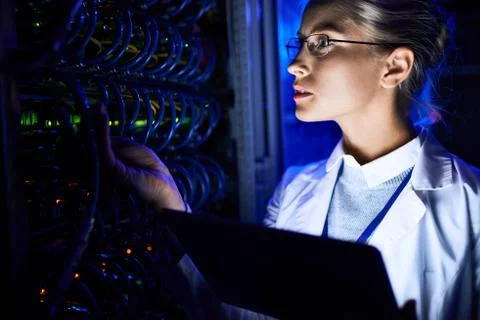 Female Computer Scientist Checking server Foto stock