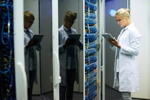 Female Computer  Scientist Working in Data Center Foto stock