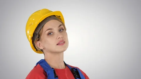 Female construction worker greeting on gradient background. Vidéo 114695675
