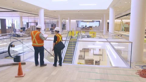 Female Construction Worker interacting With Her Male Forman Boss Manager 库存影片 70448963