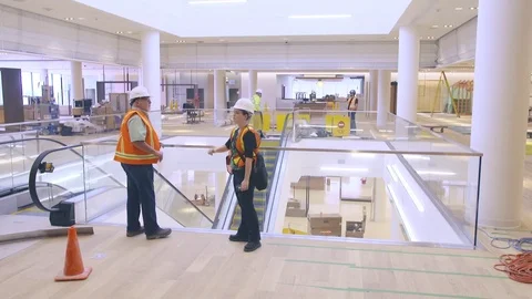 Female Construction Worker interacting With Her Male Forman Boss Manager Vidéo 70452748