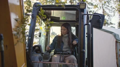 Female construction worker operates excavator 库存影片 213487704