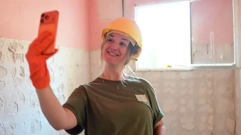 Female construction worker taking a happy selfie Видео 346958809