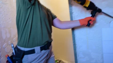Female construction worker using a jackhammer to remove tiles Vidéo 346958858