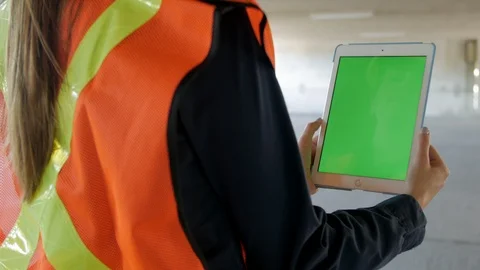 Female Construction worker watching Tablet Green Screen Vertical, 4k 動画素材 109465414