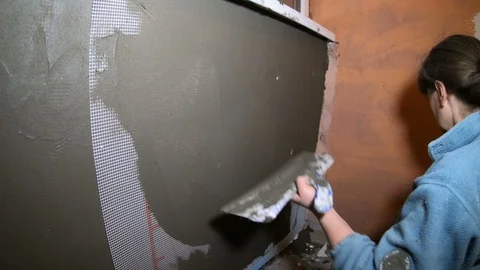A female construction worker working on a wall insulation Vidéo 120287992