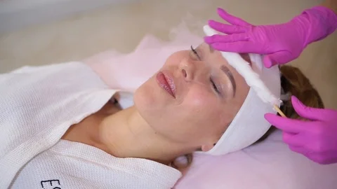 Female cosmetician using liquid nitrogen. Video stock 124252822