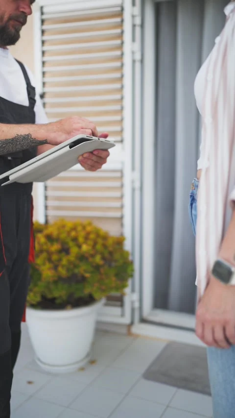 Female customer signing a digital proof of delivery on a tablet using a sty.. Stock Footage 345724664