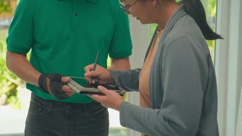 Female Customer Signing Receipt of Parcel on Digital Tablet 스톡 동영상 244635101