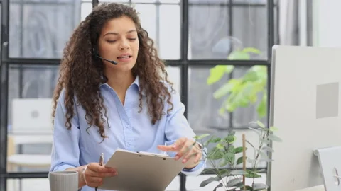 Female customer support operator with headset and smiling. Vidéo 201138749
