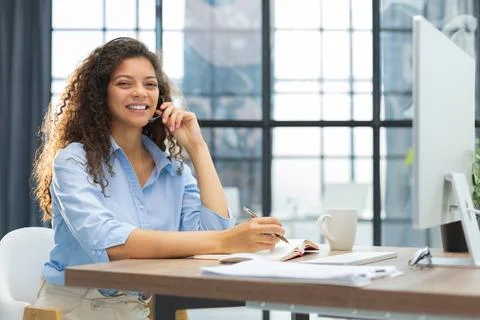 Female customer support operator with headset and smiling. Foto stock