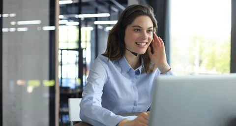 Female customer support operator with headset and smiling. Foto stock