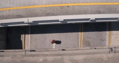 Female dancer performing her routine under an overpass Vídeos de archivo 97018442