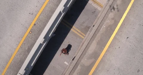 Female dancer performing her routine under an overpass Vídeos de archivo 97018925