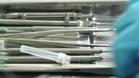 Female dentist checking up patient teeth Video stock 137401154