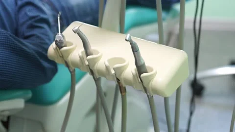 Female dentist checking up patient teeth Video stock 137404089