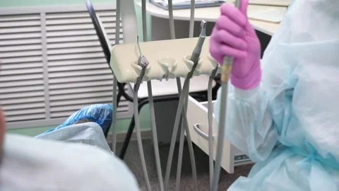 Female dentist checking up patient teeth Video stock 137405580