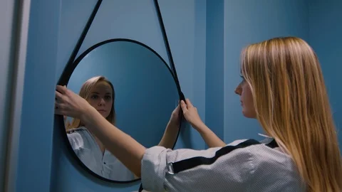 Female Designer Decorating Bathroom Vidéo 101364937