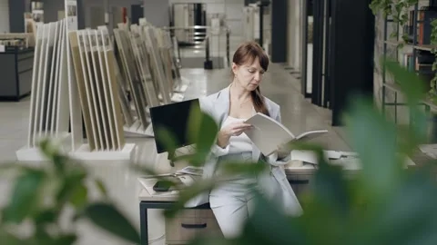 Female designer working with design project at desk with in tile showroom Stock-Footage 274393681
