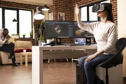 Female developer designing clamp with vr and cad software Foto stock